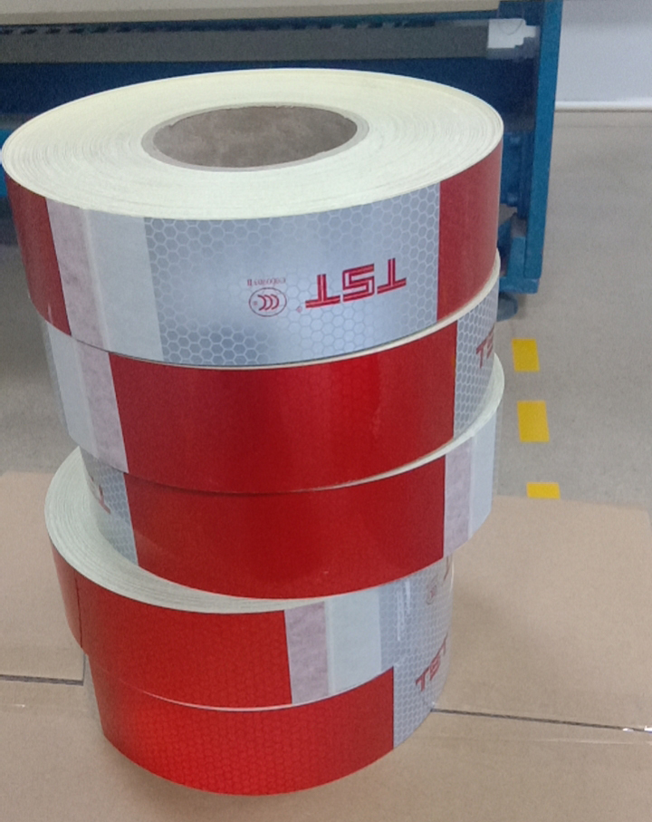 車身反光標識.jpg 車身反光標識.jpg